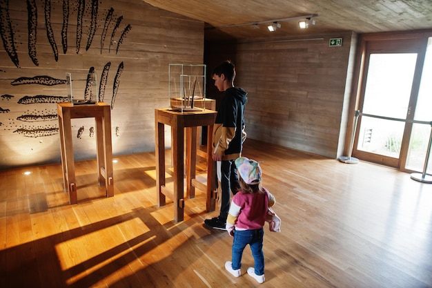 Kinderen verkennen exposities in museumzalen