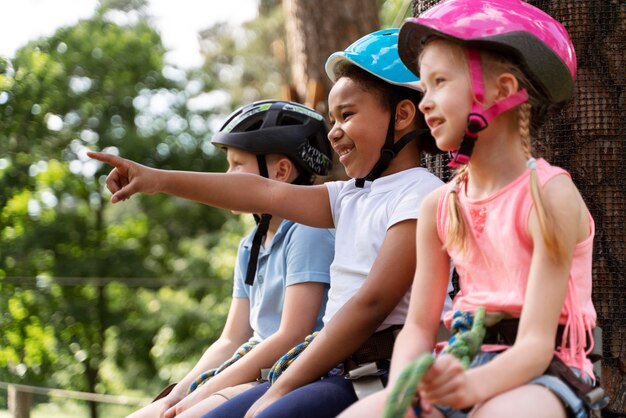 Kinderen vermaken zich in een avonturenpark