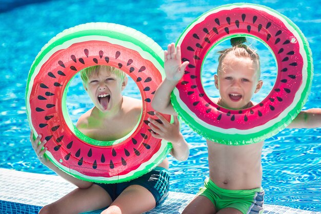 Kinderen vermaken zich in het zwembad