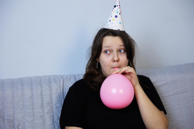 Kinderen vermaken zich met het opblazen van kleurrijke ballonnen op een verjaardagsfeestje