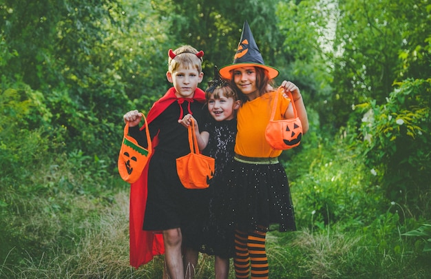 Foto kinderen vieren halloween verkleed in kostuums. selectieve aandacht. kinderen.