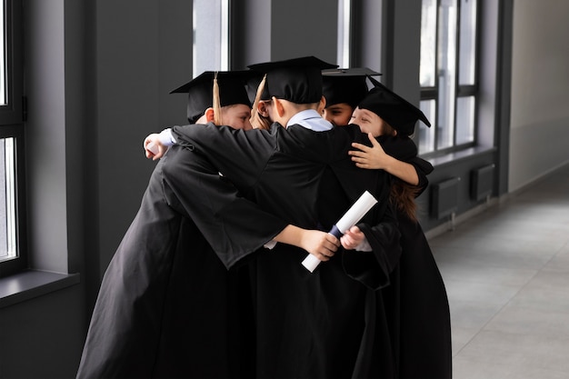 Foto kinderen vieren het afstuderen van de kleuterschool