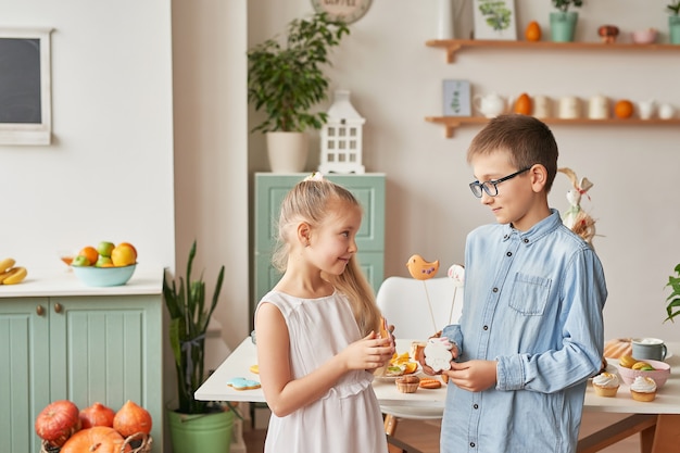 Kinderen vieren Pasen met eten