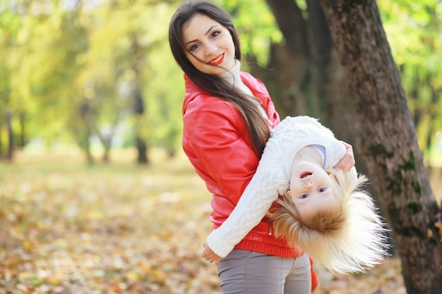 Kinderen voor een wandeling in het herfstpark bladval in het park familie herfstgeluk