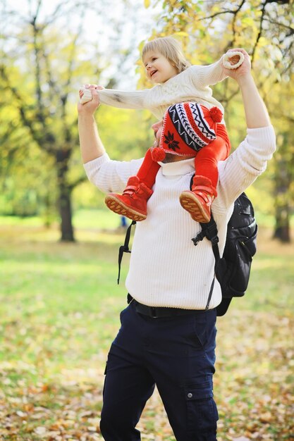 Kinderen voor een wandeling in het herfstpark. Bladval in het park. Familie. Val. Blijheid.