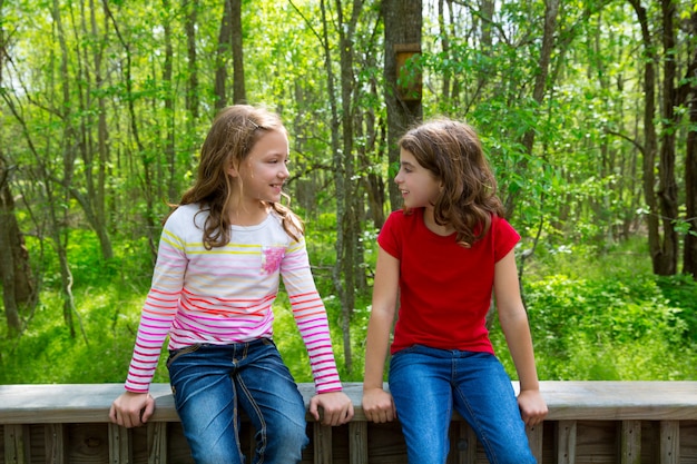 kinderen, vriend, meisjes, sprekend op de jungle park, bos