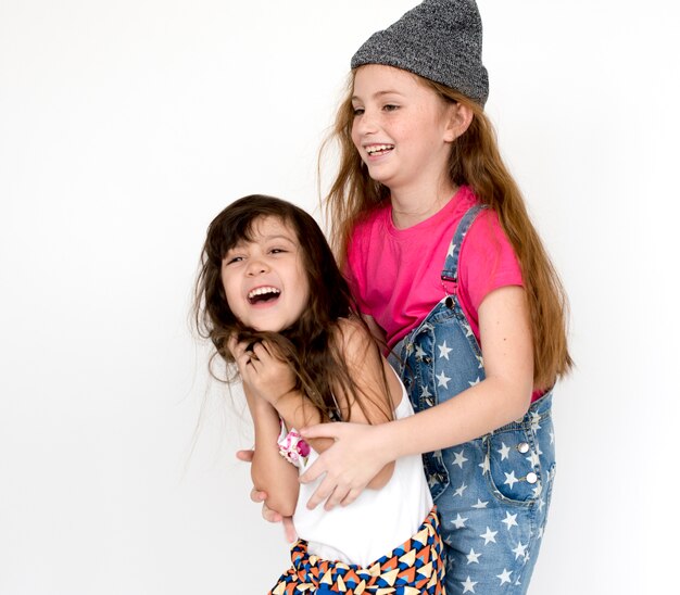 Foto kinderen vriendinnen glimlachen geluk vriendschap saamhorigheid studio portret