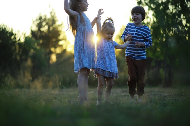 Kinderen wandelen in de zomer in de natuur Kind op een zonnige lenteochtend in het park Reizen met kinderen