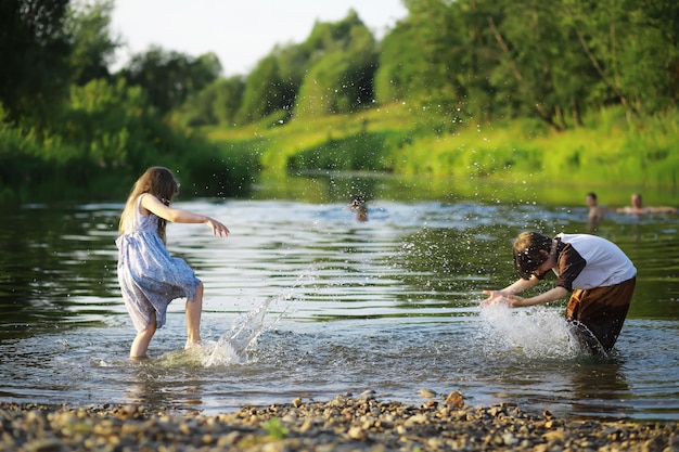 Kinderen wandelen in de zomer in de natuur Kind op een zonnige lenteochtend in het park Reizen met kinderen