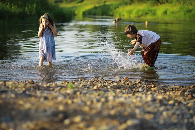 Kinderen wandelen in de zomer in de natuur Kind op een zonnige lenteochtend in het park Reizen met kinderen