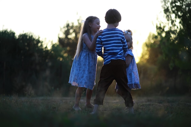 Kinderen wandelen in de zomer in de natuur Kind op een zonnige lenteochtend in het park Reizen met kinderen