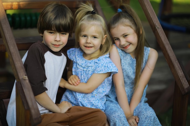 Kinderen wandelen in de zomer in de natuur Kind op een zonnige lenteochtend in het park Reizen met kinderen