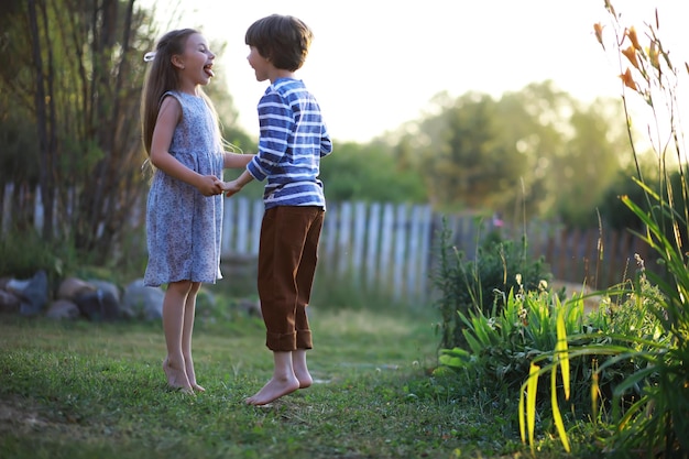 Kinderen wandelen in de zomer in de natuur Kind op een zonnige lenteochtend in het park Reizen met kinderen