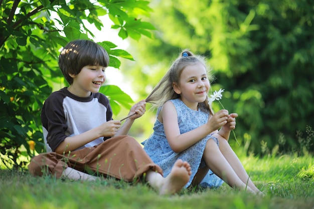 Kinderen wandelen in de zomer in de natuur Kind op een zonnige lenteochtend in het park Reizen met kinderen