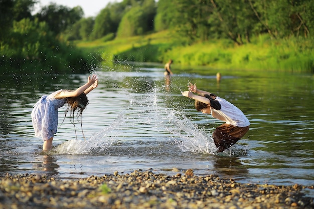 Kinderen wandelen in de zomer in de natuur Kind op een zonnige lenteochtend in het park Reizen met kinderen