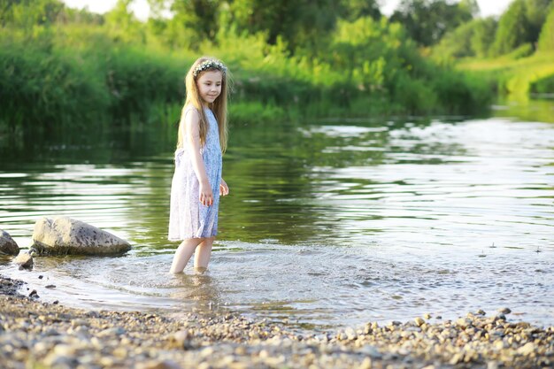 Kinderen wandelen in de zomer in de natuur Kind op een zonnige lenteochtend in het park Reizen met kinderen