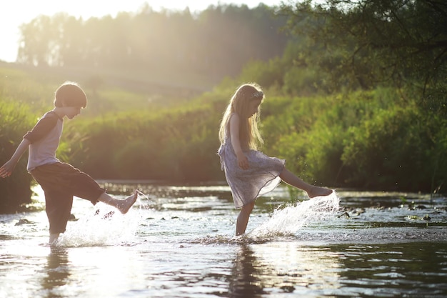 Kinderen wandelen in de zomer in de natuur Kind op een zonnige lenteochtend in het park Reizen met kinderen