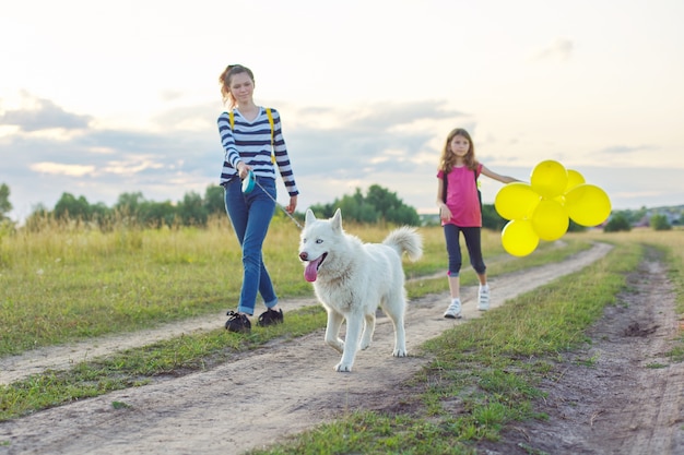 Kinderen wandelen met hond in de natuur