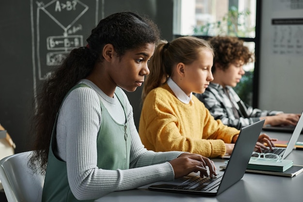 Kinderen werken met nieuwe software op computers