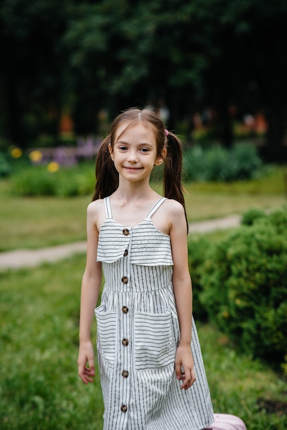 Kinderen zijn bezig met buitenlessen in het park.