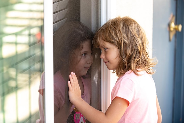 Kinderen zijn dol op een mooi kindpaar jongen met meisje