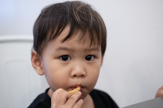Kinderen zitten frietjes te eten in restaurants.