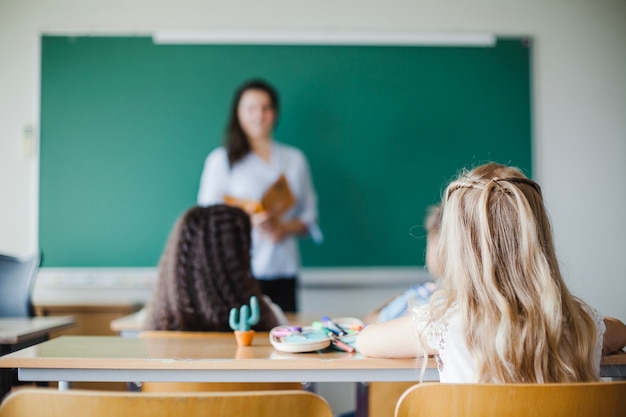 Kinderen zitten in klaslokaal met leraar