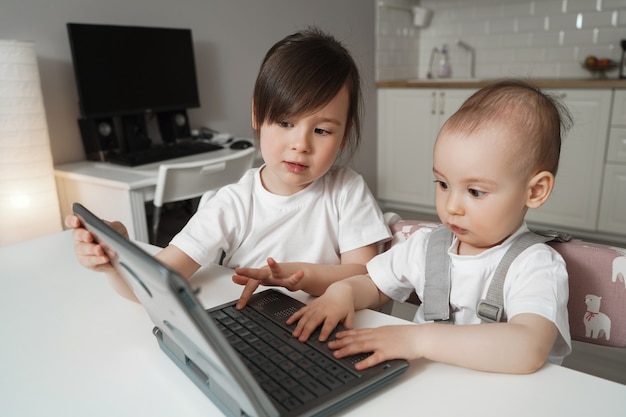 Kinderen zitten met gadgets