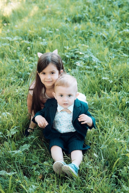 Kinderen zitten op groen gras zomervakantie