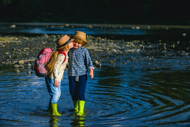 Kinderen zoenen zomers verliefd koppeltje zoenen en genieten van een heerlijke zomerdag in de rivier