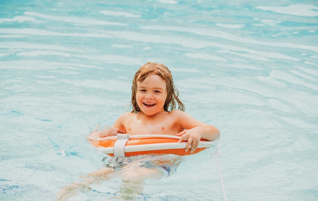 Kinderen zomerfeest zwembad resort smilling jongen bij aquapark kind zwemmen in water activiteiten op zwembad ac