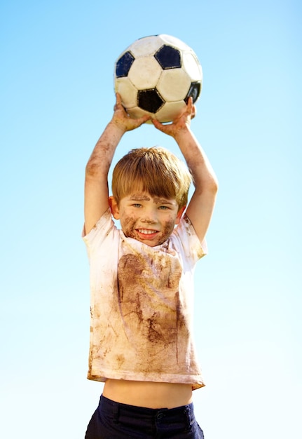 Kinderen zullen kinderen zijn Shot van rommelige kinderen die buiten spelen