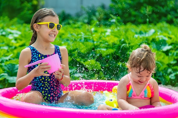 Kinderen zwemmen in het zwembad Selectieve focus