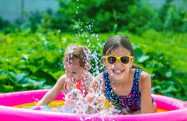 Foto kinderen zwemmen in het zwembad selectieve focus