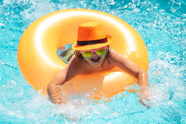 Kinderen zwemmen met vlotterring tijdens de zomervakantie