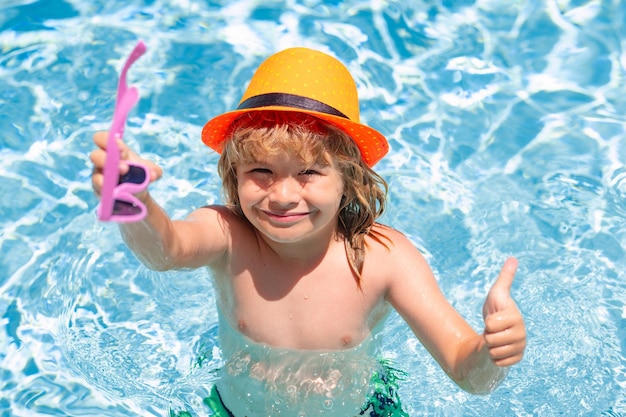 Kinderen zwemmen zwembad zomervakantie concept zomer kinderen portret in zeewater op strand blauwe wate