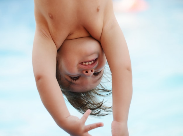 Kinderenplezier spelen met water in de zomerbad