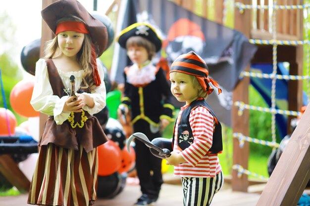 Kinderfeestje in piratenstijl. Kinderen in piratenkostuums spelen op Halloween.