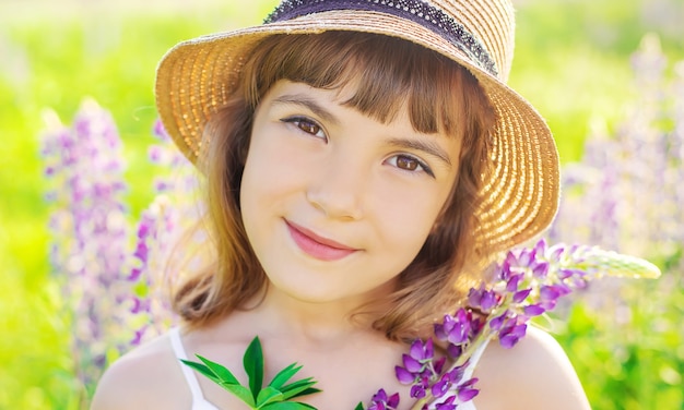 Kinderfotoshoot in een lupinegebied