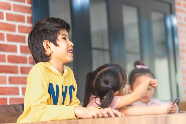 Bambini dell'asilo che giocano con la carta di conteggio in aula