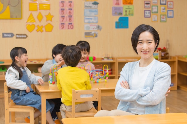 子供と遊ぶ幼稚園の先生