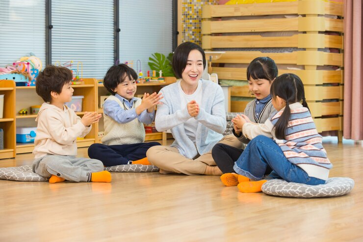 Photo 子供と遊ぶ幼稚園の先生