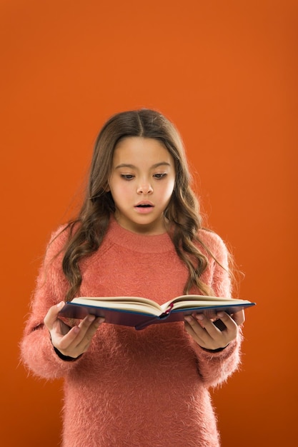 Kindergeluk Familie Kindermode Gelukkig klein meisje met lang haar kinderdag Portret van gelukkig klein kind Klein meisje kind Kapper voor kinderen Zoveel vragen schoolmeisje