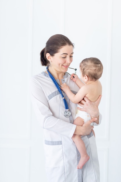 Kindergeneeskunde, een arts onderzoekt een jongetje, het concept van geneeskunde en gezondheid