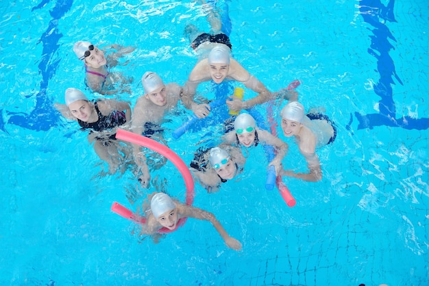 kindergroep bij het zwembad