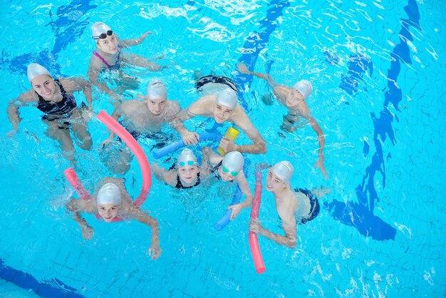 Foto kindergroep bij het zwembad