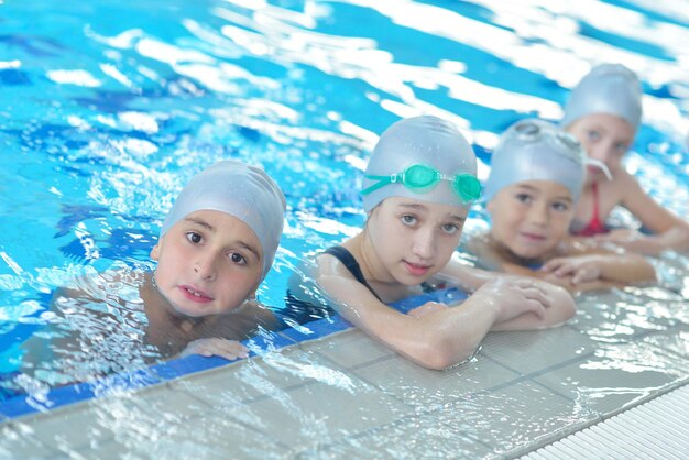 kindergroep bij het zwembad