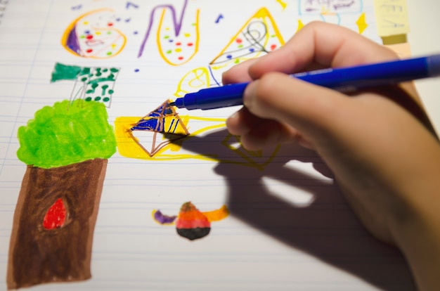 Kinderhand die mooie tekening kleurt