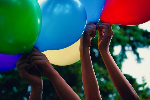 Foto kinderhande houden luftballons in die hohe