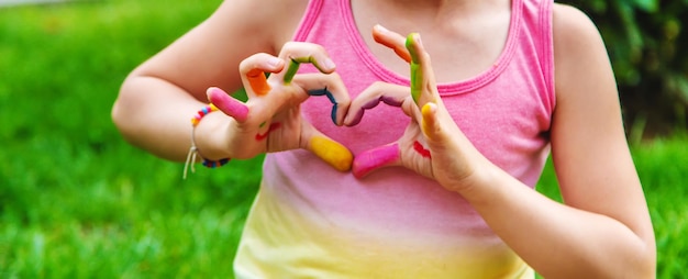 Foto kinderhanden in de kleuren van de zomer selectieve focus